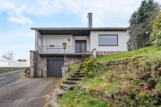 We Invest Malmedy a le plaisir de vous présenter cette maison de type bungalow à rénover, idéalement située sur les hauteurs du charmant village...