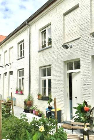 Te centrum Gent Zuid nabij alles wat men nodig heeft, staat dit comfortabel en energiezuinig huisje te huur; inkomhoekje met creatief ingedeeld ruimte met open keuken met alle comfort en doorlopend inbouwkasten, eethoek; Badkamer met douche, toilet, wastafel en technische hoek; Trap naar eerste verdieping met woonkamer; Tweede verdieping met slaapruimte; Gezellige zonnige en groene stadstuin middenin de stad in deze residentiële woonsite; Toegang via gang naar geautomatiseerd poortje; Aparte meters voor gas/water/elektriciteit; EPC B/ 153; Beschikbaar: bespreekbaar met huidige huurder/ onmiddellijk; Info en bezoek: info@elet.immo