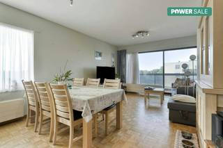 Gelegen in de stadsrand van Brugge te Assebroek langs de Edward de Denestraat, vinden we op de vierde verdieping dit op te frissen appartement te koop met 2 slaapkamers, 2 terrassen, kelderberging en staanplaats. Op deze gunstige locatie te Assebroek zijn alle voorzieningen binnen handbereik: Openbaar vervoer, tal van scholen, buurtwinkels, horeca en andere faciliteiten zijn allemaal op korte afstand gelegen. Momenteel is het appartement verhuurd, wat voor investeerders mooie kansen biedt op een absolute toplocatie.<br /><br />Indeling: <br />- Inkomhal <br />- Leefruimte<br />- Aparte keuken <br />- Slaapkamer 1 (14, 5 m²) <br />- Slaapkamer 2 (10 m²) <br />- Toilet<br />- Badkamer<br /><br />Algemeen: <br />- Er is een lift in het gebouw<br />- Staanplaats inbegrepen <br />- Berging aanwezig in de kelder<br />- Mogelijkheid tot aankopen van garagebox<br /><br />De eigendom wordt aangeboden via de Power-sale formule. Van 29/09/2026 om 18:00 tot 28/10/2026 om 18:00 kan u het appartement op afspraak komen bezichtigen en een bod uitbrengen. De vermelde prijs is een instelprijs. Voor meer info, gelieve contact op te nemen met de dossierverantwoordelijke.<br /><br />Bestuursmaatregelen in het maatregelenregister: nee<br /><br />Deze AI-visualisaties zijn bedoeld als inspiratie. Er werd geen rekening gehouden met technische specificaties, stedenbouwkundige voorschriften of de concrete mogelijkheden tot realisatie.