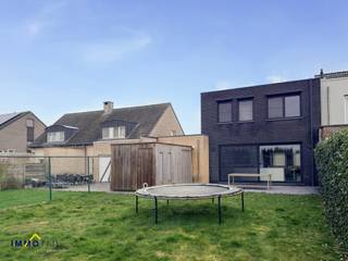 Deze recente en instapklare gezinswoning verwelkomt u via een inkomhal met gastentoilet en vestiaire. De lichtrijke leefruimte geniet van...