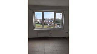 Een opgeschilderd appartement op de tweede verdieping bestaande uit een woonkamer met open keuken, 1 slaapkamer, badkamer,...