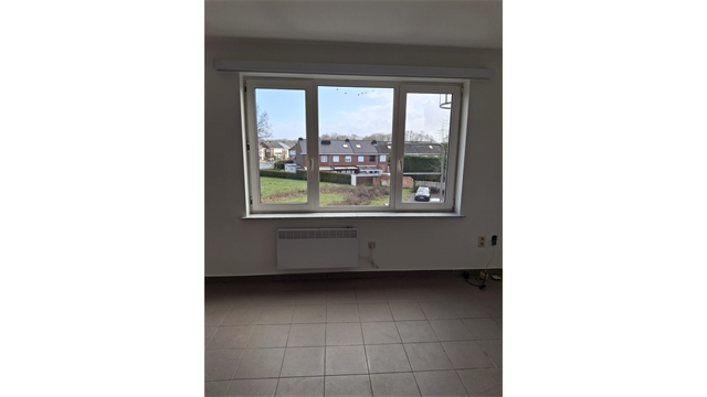 Een opgeschilderd appartement op de tweede verdieping - foto 2