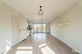PLAN UW BEZOEK OP ONZE WEBSITE: https://www.claeswillems.be/nl/te-huur Ontdek dit lichtrijke appartement dat comfort en ruimte perfect combineert...