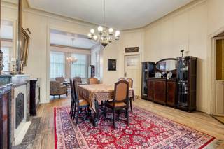 Ce manoir de caractère est à vendre au pied des célèbres forteresses d'Ypres et à deux pas de la Grote Markt. Un bâtiment unique avec de nombreux éléments authentiques, des espaces spacieux, 5 à 6 chambres et avec tous les magasins, écoles et restaurants confortables accessibles à pied.<br />L'âme authentique de la maison est préservée dans les hauts plafonds, les planchers (en bois) de caractère, les cheminées,...<br />Un certain nombre de travaux majeurs ont déjà été réalisés, tels que la restauration de la façade et la rénovation complète de la toiture. <br /><br />Ce qui rend cette offre vraiment exceptionnelle, c'est que la vente comprend également l'espace attenant au rez-de-chaussée avec un jardin de ville et un garage. Cela vous permet d'agrandir la terrasse actuelle de la ville.<br />Cet espace supplémentaire comprend un garage privé et un espace multifonctionnel situé derrière celui-ci. Idéal pour ceux qui recherchent une combinaison de vie et de travail (cabinet, bureau, profession libérale), un studio de création ou un studio indépendant.<br /><br />Composé de :<br /><br />1) De Monstraat 13 - Ypres :<br />Rez-de-chaussée : <br />Hall d'entrée spacieux - Salon lumineux - Cuisine équipée avec coin repas et véranda donnant sur la terrasse de la ville (qui peut être agrandie pour inclure la maison mitoyenne n° 15) - Toilettes séparées - Bureau/rangement.<br /><br />Le bâtiment possède un sous-sol complet. Le sous-sol est un espace multifonctionnel pouvant servir d'espace de travail, de rangement, de buanderie,...<br /><br />Premier étage : <br />Hall de nuit - Trois chambres spacieuses - Toilettes séparées - Salle de bain équipée.<br /><br />Deuxième étage : <br />Hall de nuit - deux chambres et une pièce de rangement pouvant également être utilisée comme chambre supplémentaire.<br /><br />Loft<br /><br />De Montstraat 15 à Ypres :<br />terrasse de ville (peut être agrandie pour inclure la terrasse de la maison, n° 13) - studio - garage<br /><br />Les avantages de cette propriété à vendre :<br />* Garage en plein centre<br />* Possibilité d'agrandir le jardin de la ville<br />* 6 chambres<br />* Pratique supplémentaire, bureau, studio,... <br />* Possibilité de louer un B&B<br /><br />Une opportunité rare pour les amoureux de l'espace, de l'authenticité et de la vie centrée sur le centre-ville d'Ypres.<br /><br />Vous souhaitez découvrir ce manoir ? Contactez-nous dès aujourd'hui pour une visite.<br /><br />Registre des mesures: non<br /><br />Les images générées par l’IA sont fournies en guise d'inspiration. Elles ne tiennent pas compte des spécifications techniques, ni des renseignements urbanistiques, ni des possibilités concrètes de réalisation.