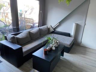 <strong>Rustig wonen op wandelafstand van het centrum van Lier.</strong><br /><br />Op zoek naar een compact en comfortabel appartement met een uitstekende ligging?<br />Dit aangename <strong>éénslaapkamerappartement </strong>bevindt zich op de tweede verdieping van residentie "Den Belgica", aan de Leuvensevest in Lier.<br />De ligging is bijzonder aantrekkelijk: op wandelafstand van het bruisende centrum van Lier, maar toch rustig en beschut gelegen.<br />Het appartement bevindt zich aan een binnenkoer, waardoor je hier geniet van<strong> rust en privacy</strong>, zonder verkeers- of straatlawaai.<br /><br /><strong>De leefruimte vormt het hart van het appartement en geeft rechtstreeks uit op het terras, een aangename plek om even tot rust te komen.<br />Aansluitend is er een open keuken. Verder beschikt het appartement over een slaapkamer, badkamer, apart toilet en praktische berging.</strong><br /><br />Ook op het vlak van bergruimte en comfort is er aan alles gedacht. Ondergronds beschik je over een <strong>privatieve berging</strong> en is er een <strong>gemeenschappelijke fietsenberging</strong> aanwezig. Het gebouw is bovendien uitgerust met een<strong> lift.</strong><br /><br />Residentie "Den Belgica" werd gerealiseerd op de voormalige locatie van de gelijknamige cinema, op de grens tussen de gezellige volksbuurt Pettendonk en de statige Leuvensevest.<br />Dankzij deze ligging combineert het appartement een <strong>rustige woonomgeving met een uitstekende bereikbaarheid </strong>en heb je winkels, horeca, ontspanning en alle troeven van de Lierse binnenstad binnen handbereik.<br /><br />Indeling: leefruimte met toegang tot terras, open keuken, 1 slaapkamer, badkamer, apart toilet, berging, privatieve kelderberging en gemeenschappelijke fietsenberging.<br /><br /><strong>Gemeenschappelijke kosten = 50 euro per maand.</strong><br /><br /><strong>Het appartement is geschikt voor maximaal 2 personen.</strong><br /><br /><strong>EPC = 263 (label C).<br /><br />Er is tevens de mogelijkheid om een ondergrondse autostaanplaats te huren voor 60 euro per maand.</strong><br /><br />Een ideale woonst voor wie op zoek is naar een compact, comfortabel en rustig appartement met karakter, op een toplocatie nabij het centrum van Lier.<br /><br /><strong>Interesse?</strong><br />Neem contact op voor meer informatie of een bezoek:<br />0473 33 33 33<br />philip@wijns.be