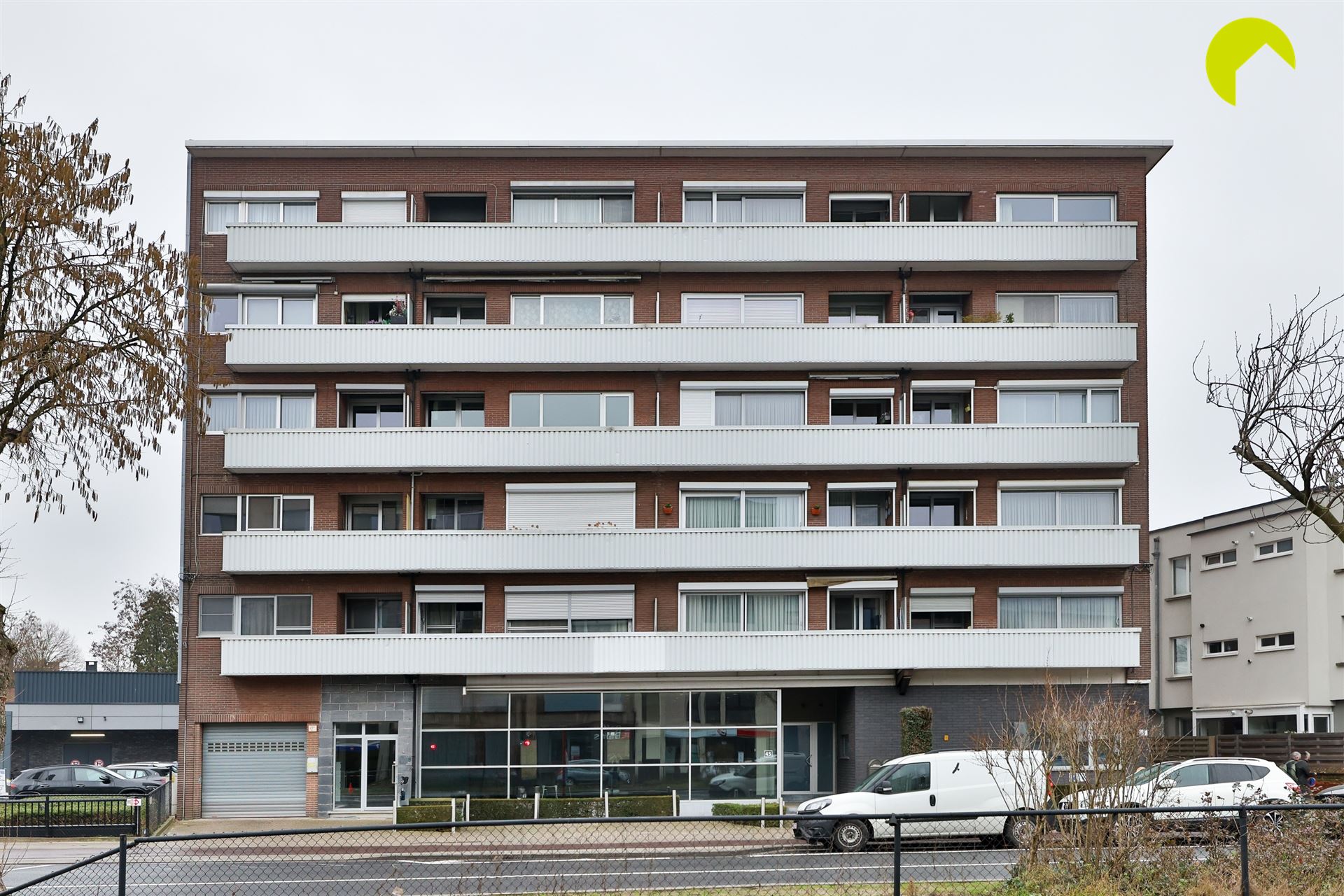 Commercieel gelijkvloers met appartement op A-locatie - foto 2