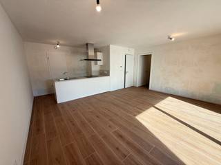 <p>Ontdek dit kwalitatieve nieuwbouwproject in Sint-Agatha-Berchem, gelegen op de rand met Groot-Bijgaarden in de groene en gegeerde De Selliers de Moranvillelaan. Het project maakt deel uit van een afgesloten en rustig woonerf met een uitgestrekte privétuin en gemeenschappelijke groenzones, waar comfort, privacy en natuur centraal staan.</p><p>Het aanbod bestaat uit diverse appartementstypes, gaande van compacte 1-slaapkamerappartementen tot ruime 2- en 3-slaapkamerwoningen. Elk appartement is doordacht ontworpen met aandacht voor licht, ruimte en functionaliteit. Grote raampartijen zorgen voor maximale natuurlijke lichtinval, terwijl open leefruimtes met volledig ingerichte keukens een hedendaagse woonervaring garanderen.</p><p>Alle entiteiten beschikken over één of meerdere buitenruimtes zoals terrassen of een privatieve tuin, waardoor binnen en buiten naadloos in elkaar overlopen. Afhankelijk van het type geniet u van één of meerdere badkamers, praktische bergingen en een logische indeling die optimaal wooncomfort biedt.</p><p>Het project werd ontwikkeld volgens het Future Proof-concept, met aandacht voor duurzaamheid en energiezuinig wonen. Bovendien is aankoop mogelijk aan 6% btw (onder voorwaarden), wat het geheel extra interessant maakt voor zowel eigen bewoning als investering.</p><p>Extra faciliteiten zoals kelderbergingen en ondergrondse staanplaatsen verhogen het dagelijks comfort. De ligging is een absolute troef: rustig en groen, maar toch op wandelafstand van winkels, scholen en openbaar vervoer.</p>