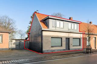 Centraal gelegen gezinswoning te Wuustwezel-centrum op een perceel van 702m²! De woning is deels te renoveren en bevat o.a. een lichtrijke...