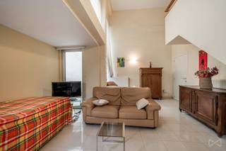 Schitterend duplex appartement 2 slaapkamers met terras van 33 m2 in hartje Doornik.<br /><br />Gelegen op de begane grond van een recente residentie, zal dit prachtige duplex appartement u verleiden met zijn genereuze volumes, de helderheid en de bevoorrechte locatie in een rustige straat in het centrum van Doornik.<br /><br />Het pand bestaat op de begane grond uit een inkomhal met vestiaire, een apart toilet, een ruime woonkamer van 35 m2 met volledig uitgeruste open keuken (oven, kookplaat, afzuigkap, spoelbak en koelkast), evenals een wasruimte / kelder. De woonkamer geeft toegang tot een aangenaam terras van ± 33 m 2, ideaal om te genieten van zonnige dagen.<br /><br />Boven heeft de nachthal twee slaapkamers, een complete badkamer met ligbad, een inloopdouche, een dubbele wastafel met opbergmeubilair en een tweede apart toilet.<br /><br />Technische specificaties:<br /><br />Recente constructie<br />Individuele tellers<br />Centrale verwarming op gas<br />Frame van dubbel glas aluminium<br />PEB: C<br />Gemeenschappelijke kosten: €150 / maand (vastgoedbeheerder, lift, schoonmaak van de gewone en bouwverzekering)<br /><br />Een modern, comfortabel en ideaal gelegen appartement in de directe omgeving van winkels, scholen en voorzieningen in het centrum.