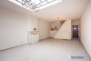 Ben je op zoek naar een woning waar je zó kan intrekken, zonder zorgen? Deze charmante woning kreeg in 2024/2025 een grondige opfrisbeurt en is helemaal klaar om haar nieuwe eigenaar te verwelkomen. <br /><br />Je wordt ontvangen in een aparte inkomhal die leidt naar de ruime, gezellige woonkamer met authentieke schouwmantel. Aansluitend vind je de volledig geïnstalleerde keuken, uitgerust met alle toestellen en een lichtkoepel die zorgt voor een overvloed aan natuurlijk licht. De badkamer is voorzien van douche, wastafel en toilet. Via de veranda bereik je het aangelegde terras en de onderhoudsvriendelijke tuin, waar je heerlijk kan genieten van de zon.<br /><br />Boven zijn er 2 slaapkamers. De vaste trap leidt naar de ruime zolderkamer ( +/- 37 m²), die je kan inrichten als extra slaapkamers, thuiskantoor of hobbyruimte. <br /><br />De garage, uitgerust met sectionale poort, maakt het plaatje compleet.<br /><br />EPC label B / Zuidwestoriëntatie / Elektriciteit conform / CV op aardgas / Dubbele beglazing / Gunstig KI: €542 … instapklaar.<br /><br />In de Aalsterse stadsrand woon je hier op fiets- en wandelafstand van het bruisende centrum, parken, winkels en scholen. Bovendien geniet je van een uitstekende bereikbaarheid dankzij de nabijheid van verbindingswegen, de E40 en omliggende gemeenten. 