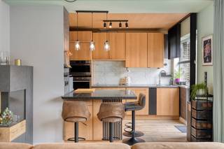 Deze halfopen woning is gelegen in het landelijke Mater, een deelgemeente van Oudenaarde. <br />De woning werd recent gerenoveerd: zo werd het huis voorzien van o.a. vloerverwarming op het gelijkvloers, zonnepanelen met batterij en airco's.<br />Op 2 minuten van het pittoreske dorpsplein (Materplein) en op 10 min. rijden van de Markt in Oudenaarde. De woning bevindt zich in een kindvriendelijke straat met in de omgeving heel wat fiets en-wandelroutes. <br /><br />INDELING:<br />Gelijkvloers:<br />* inkomhal met apart toilet<br />* toegang naar kelder <br />* lichtrijke leefruimte met airco en zicht op de tuin<br />* open keuken met eiland <br />* aparte garage met zolder<br />* omheinde tuin met terras en zonneluifel <br /><br />Eerste verdieping: <br />* slaapkamer 1<br />* slaapkamer 2<br />* slaapkamer 3<br />* badkamer met ligbad en douche<br /><br />ALGEMENE INFORMATIE:<br />* EPC B<br />* centrale verwarming (nieuwe gasketel 2026)<br />* gelijkvloers op vloerverwarming <br />* airco aanwezig<br />* zonnepanelen (2023) en batterij <br />* geïsoleerde zolder <br />* ramen vernieuwd <br />* rolluiken aanwezig <br />* stadswater<br /><br />Bestuursmaatregelen in het maatregelenregister: nee