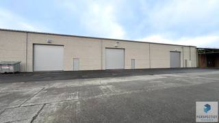 Te huur: KMO-units (240m² en 360m²) nabij E40 Beernem<br />Deze nieuwe KMO-units zijn uitstekend gelegen, op slechts 450 meter van de op- en afrit 10 Beernem van de E40. De opslagruimtes hebben een vrije hoogte van 6 tot 7,40 meter en zijn toegankelijk via een automatische sectionale poort (4,50m x 4,50m) en een aparte deur. De units zijn voorzien van een lichtstraat, rookluik, voldoende elektrische aansluitingen en LED-verlichting. Er is ruime parkeergelegenheid en manoeuvreerruimte op het terrein. De units voldoen aan de EPB-wetgeving en zijn onmiddellijk beschikbaar.<br />Voordelen:<br />Nabij E40-op- en afrit<br />Automatische sectionale poort<br />Vrije hoogte van 6 tot 7,40 meter<br />Ruime parkeergelegenheid en manoeuvreerruimte<br />Voor meer info of een bezoek: 050 550 750 of info@perspectiefvastgoed.be