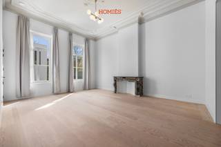 Wij stellen u graag dit exclusief gerenoveerde appartement voor op de Bondgenotenlaan in Leuven, een absolute topligging in het centrum. Het appartement bevindt zich in een karaktervol historisch gebouw met slechts 8 entiteiten en verwelkomt u via een statige inkomhal met authentieke details. Gelegen op de eerste verdieping biedt het een bewoonbare oppervlakte van ca. 68 m². Dankzij de uitzonderlijke plafondhoogte van meer dan 4 meter en de grote raampartijen geniet u van een indrukwekkend ruimtegevoel en veel natuurlijke lichtinval. De renovatie combineert hedendaags wooncomfort met zorgvuldig bewaarde originele elementen. De keuken is volledig uitgerust en praktisch ingericht. Verder is er een stijlvolle badkamer met douche, lavabo en toilet. Achteraan bevindt zich de slaapkamer, waar karaktervolle plafondaccenten het geheel extra uitstraling geven. Als bijkomende troef is er achteraan een uitzonderlijk ruime, gemeenschappelijke tuin, een zeldzaamheid op deze locatie. Kortom: een unieke woonkans op een toplocatie in Leuven, ideaal voor wie exclusief wil wonen of op zoek is naar een waardevaste investering. Interesse? Contacteer ons via 016 22 82 22 of info@homies.be.<br /> 