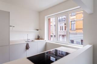 <p>Op zoek naar een modern twee-slaapkamerappartement op een uitstekende locatie?<br />Dan is dit recent gerenoveerde appartement beslist een bezoek waard.<br /><br />Gelegen in een kleinschalig gebouw, vlak bij belangrijke invalswegen en op wandelafstand van zowel het Te Boelaarpark als het Boekenbergpark, combineert deze woonst comfort met een toplocatie.<br /><br />Het appartement werd in 2025 van A tot Z vernieuwd, met aandacht voor kwaliteit, comfort en energiezuinigheid. Dankzij het EPC-label A ben je verzekerd van lage verbruikskosten en een duurzame woning op lange termijn.<br /><br />Je komt binnen via een centrale inkomhal die toegang biedt tot alle ruimtes. De lichtrijke leefruimte met open keuken is gelegen aan de voorzijde en geniet van een rustgevend zicht op het groen. De strak ontworpen keuken is volledig uitgerust en biedt ruimte om optimaal te koken.<br /><br />Dankzij de hoekligging valt het licht hier heerlijk binnen.<br /><br />Achteraan bevinden zich twee volwaardige slaapkamers, ideaal als master bedroom en kinder-/gastenkamer of bureau. De moderne badkamer beschikt over een ruime inloopdouche, lavabo, handdoekradiator en toilet.<br /><br />Tot slot zijn er in de kelderverdieping nog praktische bergingen voorzien, elk aan te kopen aan € 5.000.<br /><br />Kortom, dit is de ideale woonst voor wie op zoek is naar stijlvol, duurzaam en zorgeloos wonen op een toplocatie!<br /><br />Interesse? Contacteer LISTED vandaag nog voor een bezoek: +32 3 283 51 51</p>