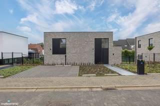 <span>HOOGWAARDIG AFGEWERKTE NIEUWBOUWWONING MET DRIE SLAAPKAMERS EN TUIN (INCLUSIEF TUINONDERHOUD) TE RIEMST</span><br /><br />Deze nieuwbouwwoning vinden we terug aan Int Boelarvelt 15 te Zichen-Zussen-Bolder, een deelgemeente van Riemst. Dankzij de ligging in een doodlopende straat geniet de woning van veel rust en beperkte verkeersdrukte. Alle nodige faciliteiten zijn in de nabije omgeving gelegen, net zoals het op- en afrittencomplex van de autostrade waardoor omliggende dorpen en steden vlot bereikbaar zijn.<br /><br />De woning is afgewerkt met hoogwaardige materialen en is voorzien van alle comfort, zo zijn er 10 zonnepanelen, een regenwaterput van 5000 liter waarop de toiletten en de buitenkraan zijn aangesloten, een alarminstallatie, 1 laadpaal, verlichting en een warmtepomp.<br /><br />De indeling van de woning is als volgt:<br />GELIJKVLOERSE VERDIEPING:<br />- Inkomhal.<br /><br />VERDIEPING -1:<br />- Lichtrijke woonkamer met open keuken. De keuken is voorzien van een inbouwkoelkast, inductiekookplaat met afzuigkap, oven, microgolfoven en een vaatwasser.<br />- Ruime berging met aansluiting voor het wasmachine.<br />- Toilet.<br /><br />VERDIEPING +1:<br />- Nachthal.<br />- 3 slaapkamers.<br />- Badkamer. De badkamer is voorzien van een dubbele lavabo en een inloopdouche.<br /> - Toilet.<br /><br />De woning is voorzien van twee parkeerplaatsen en een ruime omheinde tuin met terras en een buitenberging.<br /><br />De huurprijs bedraagt € 1.375,00 + € 225,00 vaste kosten per maand.<br />In de vaste maandelijkse kosten zitten volgende zaken inbegrepen: onderhoud warmtepomp, onderhoud regenwatersysteem + vervangen van de filters, onderhoud ventilatie + vervangen van de filters, onderhoud buiten (snoeien haag en perken, verwijderen grof onkruid, gebruik robotmaaier inclusief het onderhoud van de robotmaaier).<br /><br /><span>Wilt u graag een bezichtiging inplannen voor deze prachtige nieuwbouwwoning? Contacteer ons dan vrijblijvend via info@matisimmo.be.</span>