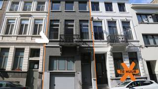 Op zoek naar een huis met 4 ruime slaapkamers, een tuintje én een garage? Dan is deze mooie woning voor u! De ligging is fantastisch: op...