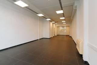 <p><strong>Dit handelsgelijkvloers ligt op een absolute toplocatie met hoge passage. Je bent omringd door een sterke mix van winkels, horeca en commerciële trekpleisters. Openbaar vervoer (bus/tram) en ruime parkeermogelijkheden bevinden zich vlakbij, terwijl de A12 en E19 zorgen voor uitstekende bereikbaarheid. Het is de ideale setting voor wie zichtbaarheid, toegankelijkheid en een stabiele klantenstroom belangrijk vindt.</strong><span> </span></p><p><br /></p><p><span>De ruime handels of kantoorruimte biedt een brede etalage met veel lichtinval. Achteraan vind je een praktische keuken en een royale berging voor stockage of extra functionaliteit. Twee afzonderlijke toiletten verhogen het comfort voor personeel en bezoekers. Met ca. 110 m² bruikbare oppervlakte is er alle ruimte om jouw concept professioneel uit te bouwen. </span></p><p><br /></p><p><strong>Troeven</strong><span> </span></p><ul><li><span>Centrale </span><strong>A-locatie</strong><span> met hoge zichtbaarheid en passage </span></li><li><span>Vlotte bereikbaarheid via </span><strong>bus en tram</strong><span> </span></li><li><span>Snelle verbindingen met </span><strong>A12</strong><span> en </span><strong>E19</strong><span> </span></li><li><strong>Ruime, gratis</strong><span> openbare parkings in de nabije omgeving </span></li><li><span>Commerciële omgeving met grote ketens én kwaliteitsvolle speciaalzaken </span></li><li><strong>Interessante investering</strong><span>mogelijkheden</span></li></ul><p><br /></p>