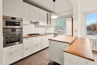 Dit stijlvol gerenoveerde appartement is gelegen op het Frederik van Eedenplein, een van de meest gegeerde locaties op het prachtige Linkeroever...