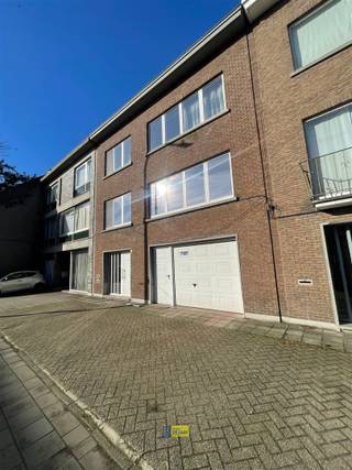 Dit centraal gelegen appartement in Schilde combineert ruimte, licht en een praktische indeling. Gelegen op de eerste verdieping en...