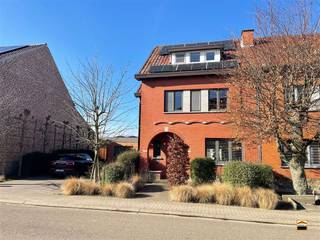Instapklare halfopen bebouwing met zonnige tuin, 4 slaapkamers en sauna nabijcentrum Sint-Truiden*Asbestveilig  *elektriciteit conform AREI* EPC: BOp...