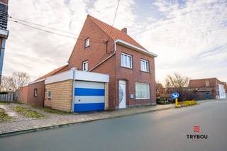 Op zoek naar een woning die rust, ruimte én potentieel combineert? Ontdek deze charmante, volledig onderkelderde alleenstaande woning op een perceel van 655 m² in het landelijke Houthulst. Hier geniet je van volledige privacy, open vergezichten en een zuidgerichte tuin met ponypiste : een droomplek voor dierenliefhebbers en buitenmensen.<br /><br />Binnenin wacht een verrassend ruime woning met een lichtrijke leefruimte, volledig uitgeruste keuken en een polyvalente bureauruimte die ook perfect dienst kan doen als derde slaapkamer. Zowel op het gelijkvloers als op de eerste verdieping is een volwaardige badkamer aanwezig, telkens uitgerust met ligbad, lavabo en toilet.<br /><br />Uniek aan deze woning is de grote functionele ruimte: een kelder onder de volledige woning, twee garages, én twee zolders (waarvan één bereikbaar via een uitklapbare trap, en één boven de garage). Ideaal voor wie nood heeft aan extra opbergruimte, hobbyruimte of een werkatelier.<br /><br />Recent werd de woning voorzien van warmtepompen, waardoor je duurzaam en energiezuinig verwarmt, met meer comfort tot gevolg.<br /><br />De volledig omheinde tuin van ca. 595 m² is zuidgericht en biedt een schitterend zicht op de omliggende hooivelden. Dankzij de aanwezige ponypiste en ruime tuin is dit een ideale woning voor wie houdt van het buitenleven, dieren of tuinieren.<br /><br />Troeven:<br />2 slaapkamers + bureau (mogelijk 3e slaapkamer)<br />2 badkamers<br />Grote kelder, dubbele garage en twee zolders<br />Recent voorzien van warmtepompen<br />Zuidgerichte tuin met ponypiste<br />Rustige, landelijke ligging met weids uitzicht<br /><br />📞 Interesse? Contacteer Thijs:<br />📲 051 57 54 61<br />📧 friedel@grouptrybou.be | thijs@grouptrybou.be