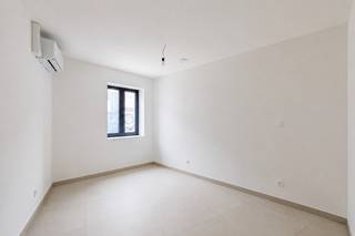 Dit bijzonder aangenaam appartement onderging een <strong>ingrijpende energetische renovatie</strong> en combineert hedendaags wooncomfort met een duurzame aanpak. De locatie is werkelijk een enorme troef, dit op <strong>zeer nabije afstand van de markt van Lokeren. </strong><br />Belangrijk om te weten is dat u dit kan <strong>aankopen onder de 2% registratiebelasting</strong> indien van toepassing voor u.<br /><br />De <strong>lichtrijke leefruimte</strong> met <strong>open keuken</strong> vormt het hart van het appartement en sluit perfect aan op het <strong>zonnige terras</strong>. Vanop dit terras geniet u van een fijn zicht op de wadi.<br />Het appartement heeft <strong>één aangename slaapkamer</strong>. Verder vinden we een <strong>badkamer</strong>, een gastentoilet en <strong>twee bergingen</strong>. <br /><br />Dankzij de energiezuinige<strong> lucht-luchtwarmtepomp </strong>geniet u het hele jaar door van een aangenaam binnenklimaat. Deze installatie zorgt niet alleen voor efficiënte verwarming, maar kan tijdens warme dagen ook koelen. De renovatie van het appartement zit in een afrondende fase. <br /><br />Er is een <strong>gemeenschappelijke fietsenberging inbegrepen</strong>.<br />Daarnaast hebt u hebt ook de mogelijkheid om een <strong>staanplaats</strong> mee aan te kopen, vraagprijs: 17.500 euro. <br /><br />Troeven van dit appartement:<br />Volledig gerenoveerd met ingrijpende energetische renovatie<br />Gelijkvloers<br />Lichtrijke leefruimte met open keuken<br />Zonnig terras met zicht op de wadi<br /><br />Wenst u een bezoek in te plannen voor dit mooi appartement?<br />Bel voor info of een vrijblijvend bezoek naar 03 502 98 74 of mail naar kristof@claves.be.