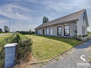 Statige bungalow gelegen op de Grote Baan te Lievegem. De woning is gelegen op een perceel van 990m² en beschikt over 182m² bewoonbare oppervlakte...
