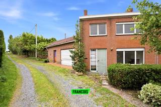 Ben je op zoek naar een woning te koop met tal van mogelijkheden? Deze halfopen bebouwing langs de Clyttesteenweg, net buiten de dorpskern van Reningelst, biedt een unieke kans voor wie graag een eigendom volledig naar eigen smaak wil renoveren of een nieuw project wil realiseren op een ruim perceel.<br /><br />Deze woning in Reningelst werd gebouwd in 1930 en beschikt over een bewoonbare oppervlakte van 197 m² op een perceel van maar liefst 1.370 m². Binnenin vind je momenteel drie slaapkamers, een badkamer en verschillende ruimtes die volledig heringericht kunnen worden volgens jouw woonwensen. Dankzij de halfopen bebouwing geniet je van een aangenaam gevoel van ruimte. De aanwezige tuin biedt alle mogelijkheden om een prachtige buitenomgeving te creëren waar je in alle rust kan genieten van het landelijke karakter van de omgeving.<br /><br />De ligging net buiten het centrum van Reningelst combineert een rustige en groene omgeving met een vlotte bereikbaarheid. Een extra troef is de handige uitweg langs de zijkant van het perceel, wat zorgt voor een uitstekende toegankelijkheid en bijkomende mogelijkheden. Ook een garage is aanwezig en er is voldoende ruimte om extra parkeergelegenheid te voorzien.<br /><br />Zie jij het potentieel van deze ruime woning in Reningelst? Neem vandaag nog contact op met Immo Francois voor een bezoek. Wij begeleiden kopers en verkopers dagelijks in Poperinge, Heuvelland, Vleteren en Mesen en helpen je graag verder bij de zoektocht naar jouw nieuwe thuis.<br /><br />Denk je eraan om je woning in Poperinge te verkopen? Neem vrijblijvend contact op met Manon van Immo Francois in Poperinge voor een gratis schatting via manon@immofrancois.be.<br /><br />
