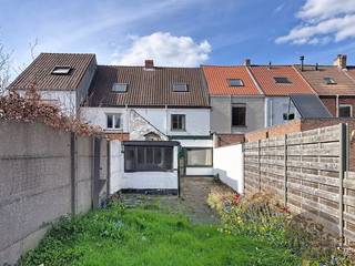Deze stadswoning is gelegen te Sint-Andries, met een zeer vlotte verbinding vlak aan de expresweg . Allerlei faciliteiten in de nabije omgeving! <br /><br />De woning bestaat uit een inkomhal, voorplaats (woonkamer), de eetkamer en een halfopen keuken. Achteraan de woning, aansluitend aan de keuken is een badkamer. <br />Via de keuken is een deur naar de diepe achtertuin, Zuid-gericht, aangelegd met gras en diverse bloemen. Twee buitenruimtes / bergingen.<br /><br />Op het eerste verdiep zijn 2 ruime slaapkamers.<br />Zolderverdiep te bereiken met vaste trap, kan opnieuw gebruikt worden als mooie ruime suite slaapkamer. <br /><br />Mits renovatie is dit een ZEER mooie en ruime rijwoning, op een absolute perfecte locatie voor wie vlot binnen en uit Brugge moet geraken.<br /><br />DAK REEDS VERNIEUWD - dakgebinte (balken), dakpannen, en veluxen.<br /><br />(GEEN RENOVATIEPLICHT!)