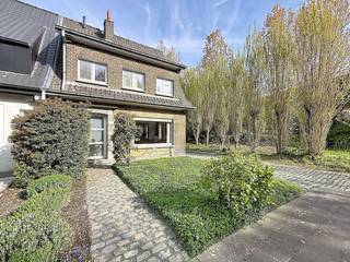 Zoek je een woning met ziel, ruimte en enorm veel potentieel? Dan moet je deze charmante en lichtrijke woning in Kortrijk gezien hebben! Het huis...