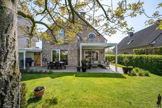 Ruime woning (ca. 225m²) met 3 grote slk’s, garage en mooie tuin op 726m².BEKIJK ZEKER ONZE (VIRTUELE) GRONDPLANNEN EN ATTESTEN VOOR DE INDELING EN...