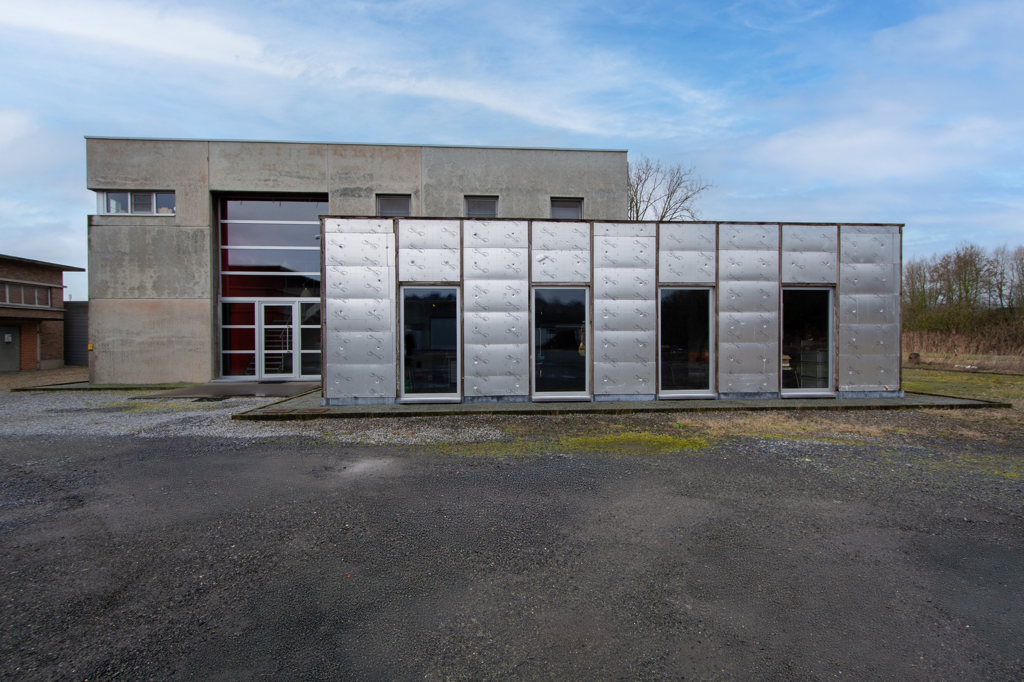 Bedrijfseigendom met kantoor, woning, loodsen en industriegrond van 3.670 m² - foto 1