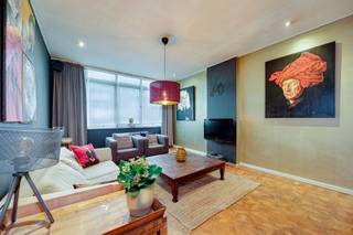 <p><span>In de </span><span>Sint-Lutgardisstraat</span><span>, een rustige straat in een </span><span>residentiële wijk in Merksem</span><span>, vinden we deze ruime te renoveren woning te koop. </span></p><p><span> </span></p><p><span>Het centrum van Merksem, alsook tal van winkels, openbaar vervoer, scholen en invalswegen vind je in de nabije omgeving. De </span><span>Mobiscore</span><span> van maar liefst </span><span>9,1/10</span><span> bevestigt de uitstekende ligging. </span></p><p><span> </span></p><p><span>Het huis heeft een </span><span>bewoonbare oppervlakte van 352m²</span><span>, een </span><span>ruime tuin</span><span> en </span><span>5 slaapkamers</span><span> verdeeld over 4 bouwlagen.</span></p><p><span> </span></p><p><span>Indeling</span></p><p><span> </span></p><p><span>Gelijkvloers</span></p><p><span>-Inkomhal</span></p><p><span>-Garage</span></p><p><span>-Berging</span></p><p><span>-Wasplaats</span></p><p><span> </span></p><p><span>Eerste verdieping</span></p><p><span>-Lichtrijke woonkamer</span></p><p><span>-Geïnstalleerde keuken</span></p><p><span>-Apart toilet</span></p><p><span> </span></p><p><span>Tweede verdieping</span></p><p><span>-Slaapkamer 1</span></p><p><span>-Slaapkamer 2</span></p><p><span>-Slaapkamer 3</span></p><p><span>-Badkamer 1 met ligbad en lavabo</span></p><p><span> </span></p><p><span>Derde verdieping</span></p><p><span>-Slaapkamer 4</span></p><p><span>-Slaapkamer 5</span></p><p><span>-Badkamer 2</span></p><p><span> </span></p><p><span>Troeven</span></p><p><span>-Uitzonderlijk grote bewoonbare oppervlakte van 352m²</span></p><p><span>-Ruime tuin van 170m²</span></p><p><span>-5 slaapkamers</span></p><p><span>-uitstekende ligging met Mobiscore 9,1/10</span></p><p><span>-Veel lichtinval</span></p><p><span>-Talrijke mogelijkheden dankzij de indeling</span></p><p><span> </span></p><p><span> </span></p><p><span>Ben jij geïnteresseerd in dit huis te koop in Merksem, ben je op zoek naar ander vastgoed, een investering of wens je de waarde van jouw eigendom te kennen? Dan ben je bij BOLT Immo aan het juiste adres! Wij helpen jou graag verder.</span></p>