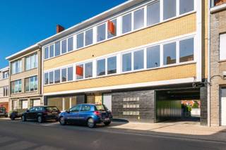 Parkeerplaats vlakbij centum Brugge.<br /><br />Het betreft een parkeerplaats die te bereiken is doorheen doorrit appartementsgebouw.<br /><br />Contacteer Bonne Vastgoed voor meer info via 0468/10.40.40 of info@bonnevastgoed.be
