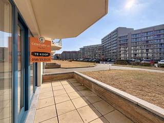 Ruim en gemeubeld appartement (type doorloper) gelegen op het gelijkvloers op een centrale ligging in Nieuwpoort-Bad, op enkele stappen van het strand, de winkels en het openbaar vervoer.<br />Het appartement omvat een ruime en lichtrijke woonkamer met eetplaats, een open keuken en toegang tot het zuidgerichte terras. Verder beschikt het over een inkomhal met gastentoilet, een badkamer met ligbad, dubbele wastafel en toilet, twee slaapkamers met elk toegang tot het tweede terras en een aparte slaaphoek.<br />Mogelijkheid tot aankoop van een dubbele garage in het ondergrondse garagecomplex op -2 niveau. <br />Dankzij de uitstekende ligging vormt dit appartement de ideale uitvalsbasis als tweede verblijf aan zee, maar ook als interessante investering.