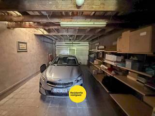 Prachtig herehuis met woonst en handelsruimte te Nieuwpoort-Stad op een zeer commerciële ligging in de Marktstraat op 400 m². <br />Op het gelijkvloers vinden we een mooie winkelruimte van > 100 m², met wasplaats en kelder.<br />Het woongedeelte in totaal > 212 m² omvat op het 1e verdiep een leefruimte met houtkachel, ingerichte leefkeuken met aanpalend terras (22 m²)en een badkamer. <br />Op het 2e verdiep bevinden zich 3 slaapkamers en toegang naar zolder via vaste trap waar we de 4e slaapkamer vinden.<br />Uitgevend in de Schipstraat vinden we nog de ruime garage met opslagruimte. (Kan eventueel afgesplitst worden).<br /><br />Neem voorsprong met een vrijblijvende en gratis schatting van uw eigendom via:<br />http://www.residentievastgoed.be/gratisonlineschatten<br /><br />EPC: 281 kwh/ m² (Label: C) UC: 2570053<br />(Ref. NI22073)