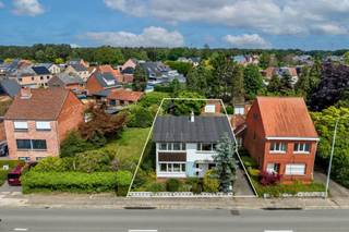 Bent u op zoek naar een woning met karakter, ruimte en tal van mogelijkheden? Deze open bebouwing in de Kapellestraat te Mol biedt een uitstekende opportuniteit voor wie een woning volledig naar eigen smaak wil renoveren en inrichten.<br /><br /><strong>Algemene kenmerken</strong><br />- Open bebouwing op een perceel van 4a 57ca<br />- Bewoonbare oppervlakte van 204 m²<br />- Te renoveren woning met veel potentieel<br />- Degelijke structuur als sterke basis voor uw renovatieproject<br /><br /><strong>Indeling</strong><br />- Ruime inkomhal met vide<br />- Ruime leefruimte met veel natuurlijke lichtinval<br />- Aparte eetkamer aansluitend op de keuken, met zicht op de tuin<br />- Badkamer voorzien van dubbele wastafel en bad-/douchecombinatie<br />- Vier slaapkamers<br />- Extra ruimte die kan dienen als extra badkamer, dressing of hobbykamer<br />- Veranda<br />- Kelder<br /><br /><strong>Troeven</strong><br />- Centrale ligging nabij het centrum van Mol<br />- Rustige woonomgeving met alle voorzieningen binnen handbereik<br />- Ideaal voor gezinnen of voor wie comfortabel en centraal wil wonen<br />- Goede bereikbaarheid dankzij vlotte verbindingen naar omliggende gemeenten en belangrijke invalswegen<br /><br /><strong>Extra mogelijkheid</strong><br />Naast de woning bevindt zich een bouwgrond die momenteel eveneens te koop wordt aangeboden. Deze kan optioneel worden aangekocht voor een meerprijs van € 159.000. Dit biedt extra mogelijkheden voor uitbreiding, een ruimere tuin of een interessante investering op lange termijn.<br /><br />Kortom, deze woning combineert een sterke basis met een uitstekende ligging en biedt alle mogelijkheden om er een prachtige thuis van te maken.<br /><br />Interesse? Contacteer ons voor een bezoek via <strong>014 58 02 08</strong> of via <strong>info@immovl.be</strong>. Wij helpen u graag verder.