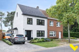 Gezellige op te frissen, half open bebouwing op een goede locatie te Mol Gompel.<br /><br />Deze woning omvat een inkomhal, apart gastentoilet, ruime woonkamer met aangenaam veel lichtinval, keuken met gasfornuis-oven-vaatwasser.<br />De badkamer heeft een douche, enkele lavabo en een toilet. Er is ook een tweede badkamer aanwezig in deze woning. Eerste verdiep omvat drie slaapkamers en via een vaste trap naar de zolder zijn er nog 2 slaapkamers wat het totaal aan slaapkamers op 5 slaapkamers brengt, zeker een pluspunt voor grote of samengestelde gezinnen. Spelende kinderen of huisdieren kunnen zich uitleven in de volledig omheinde tuin.<br /><br />EPC = D (GEEN renovatieverplichting!)<br />Alle ramen van PVC met draai/kip systeem<br />Elektriciteit conform<br />CV aardgas - gezellige houtkachel<br />Rustig gelegen doch op fiets afstand van Mol centrum/station/scholen/winkels<br />Gelegen nabij verbindingsweg richting E313 en/of E34<br /><br />Wenst u meer info of een vrijblijvende bezichtiging contacteer ons kantoor op het nummer 014300208.