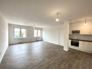 Op een rustige ligging, nabij de Onze-Lieve-Vrouwemarkt, bevindt zich dit op te frissen appartement met één volwaardige slaapkamer in de residentie "Delfino" op de 2de verdieping (hoogste verdiep, aan de achterkant). Mits de nodige creativiteit kan hier opnieuw een aangename en comfortabele woonst gecreëerd worden.<br /><br />De indeling omvat:<br /><br />- een ruime leefkamer met een open zicht en aangename natuurlijke lichtinval;<br />- een open, eenvoudig keukenblok voorzien van spoelbak, oven, keramische kookplaat, dampkap en koelkast;<br />- een aparte, volwaardige slaapkamer;<br />- een ingerichte badkamer met lavabo, douchecel en toilet.<br /><br />Extra voorzieningen:<br /><br />- aansluiting op stadswater;<br />- zonnepanelen;<br />- PVC-ramen met dubbele beglazing;<br />- elektrische verwarming.<br /><br />Een interessante opportuniteit voor wie op zoek is naar een appartement met een centrale ligging en bereid is om het naar eigen smaak op te frissen. Ook voor de investeerder een uitgelezen kans.<br /><br />Het appartement er tegenover (bus 23) bieden wij eveneens te koop aan. <br /><br />Ontdek deze beide opportuniteiten op de bezoekdag van donderdag 8 oktober 2026! Reserveer uw tijdslot spoedig!