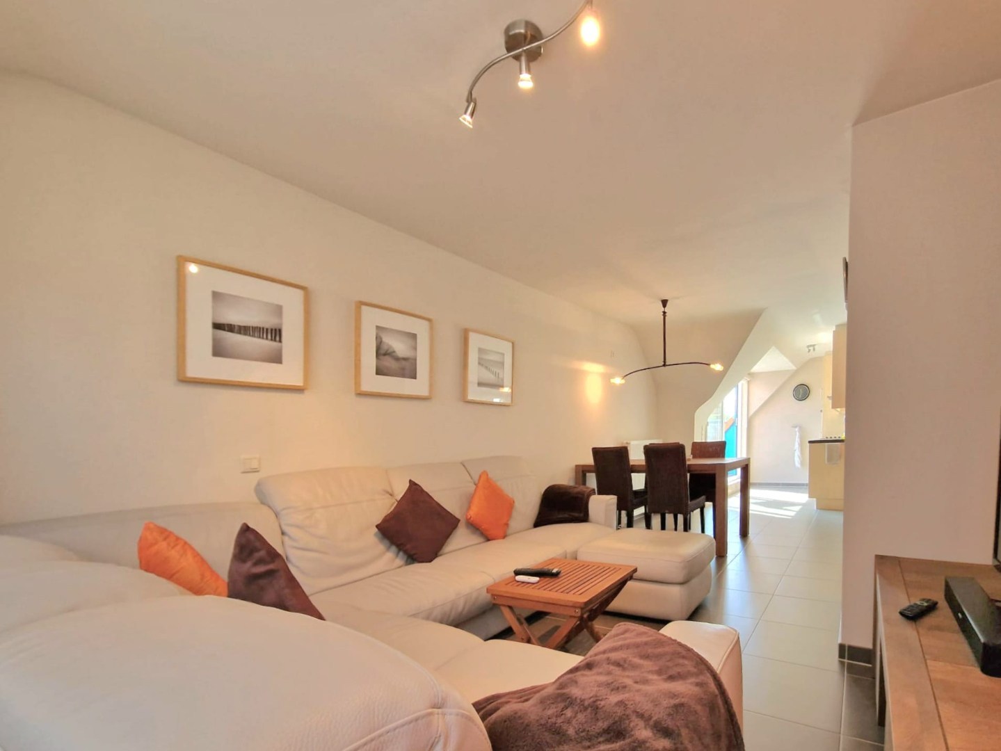 GEZELLIG INSTAPKLAAR 1 SLAAPKAMERAPPARTEMENT MET GROOT ZONNETERRAS GELEGEN IN EEN RECENT GEBOUW OP EEN BOOGSCHEUT VAN DE ZEE EN HET CENTRUM VAN DE PANNE - foto 2