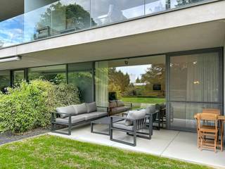 De snelste manier om een bezoek te brengen aan dit appartement? Vraag je bezoek aan via de rode knop op onze website (www.dewaele.com) en je wordt gecontacteerd door één van onze verhuurexperten. <br /><br />Lichtrijk appartement met 2 slaapkamers, zonnig terras en uiterst ruime garage, gelegen in een rustige residentie te Rumbeke. <br /><br />Het appartement heeft volgende indeling:<br />- Inkom met apart toilet en ingebouwde kast<br />- Lichtrijke leefruimte voorzien van grote raampartijen<br />- Open keuken met eilandblok voorzien van kookplaat met dampkap, spoelbak, combi-oven, vaatwas en ingemaakte kasten<br />- Berging voorzien van aansluiting wasmachine <br />- 2 slaapkamers<br />- Badkamer voorzien van dubbele lavabo in meubel en inloopdouche<br />- Zeer ruim terras met zicht op groen<br />- Ruime, afgesloten garagebox voorzien van extra bergruimte<br />- Privatieve kelderberging<br /><br />Extra kenmerken:<br />- Uiterst kwalitatieve afwerking<br />- Heel veel lichtinval door aanwezigheid van grote raampartijen<br />- Ruim, zonnig terras palend aan de gemeenschappelijke tuin<br />- Centraal gelegen nabij het centrum van Rumbeke en Roeselare vlakbij winkels, openbaar vervoer, invalswegen,...<br /><br />Garage en kelderbing verplicht bij te huren: 75,00 euro /maand <br /><br />Ben jij geïnteresseerd in dit unieke appartement te huur in Rumbeke? Aarzel dan niet ons te contacteren.
