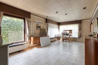 Ben je op zoek naar een ruime open bebouwing met een bruikbaar vloeroppervlak van maar liefst 208 m² en tal van mogelijkheden? Zoek niet verder! Deze woning op de Oordegemsesteenweg heeft alles wat je zoekt. <br /><br />Indeling gelijkvloers:<br />- Inkomhal<br />- Woonkamer<br />- Keuken<br />- Slaapkamer/bureau/eventuele praktijkruimte<br />- Apart toilet<br />- Slaapkamer<br />- Badkamer met ligbad<br />- Berging<br />- Inpandige garage<br /><br />Indeling tweede verdieping:<br />- Nachthal<br />- 4 slaapkamers <br /><br />Bijzonderheden:<br />- Tuin en terras<br />- Uitbreidingmogelijkheden (mogelijkheid tot optrekken van tweede verdieping met rechte muren en mogelijkheid tot integreren van een praktijkruimte van maximum 100 m²)<br /><br />Mis deze kans niet en vraag vandaag nog jouw bezoek aan voor het bezoekmoment op zaterdag 04/07. Een bezoek plannen kan via de volgende link: https://www.albert.immo/listing/dwelling-for-sale-9230-wetteren-7748096 of door contact op te nemen met Nico via nico.soetaert@albert.immo of 0496 46 80 03. <br /><br />Bij Albert kom je thuis