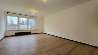 Leuk volledig heropgefrist 1-slaapkamerappartement met bureau of extra kleine slaapkamer. Lichtrijke leefruimte met laminaatparket en...