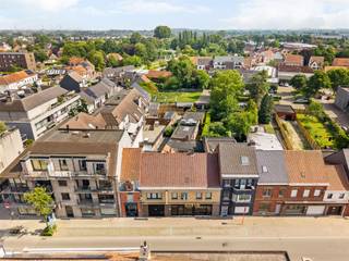 <h3>À vendre : bien commercial polyvalent avec habitation séparée dans un emplacement de premier choix à Deerlijk !</h3><p>Cet immeuble multifonctionnel (actuellement exploité comme boulangerie) bénéficie d’un emplacement exceptionnel dans <strong>la rue commerçante principale de Deerlijk</strong>, offrant une excellente visibilité et un accès aisé. À proximité immédiate, vous trouverez de nombreux commerces, écoles, établissements horeca, transports en commun et grands axes routiers.</p><h3>Composition :</h3><p>Le bien combine un espace commercial (atelier avec surface de vente) et une habitation entièrement indépendante, ce qui en fait une opportunité idéale pour les indépendants, professions libérales ou investisseurs.</p><p>L’espace commercial comprend un atelier, une cuisine séparée, des toilettes supplémentaires, un espace de stockage ainsi qu’un garage intérieur pouvant accueillir deux voitures.</p><p>L’habitation dispose de sa propre entrée et comprend un vaste séjour avec vue sur le patio, offrant une agréable luminosité naturelle. Au premier étage se trouvent un hall de nuit, 4 chambres spacieuses, une salle de bains rénovée et un espace bureau séparé. Un escalier fixe mène au vaste grenier, qui offre de nombreuses possibilités d’aménagement supplémentaires.</p><p>À l’arrière du bâtiment, une grande extension permet d’augmenter la surface destinée à une activité commerciale. Le jardin avec abri de jardin peut éventuellement être aménagé en places de parking supplémentaires.</p><h3>Atouts :</h3><ul><li>emplacement commercial de premier ordre avec excellente visibilité</li><li>combinaison idéale entre habitation et activité professionnelle</li><li>accès indépendant à l’habitation</li><li>garage intérieur pour 2 voitures</li><li>4 chambres et un bureau</li><li>nombreuses possibilités d’extension grâce au grenier et à l’annexe</li><li>jardin avec potentiel pour des places de parking supplémentaires</li><li>disponible immédiatement</li></ul><h3>Pour qui est-ce idéal ?</h3><p>Idéal pour les indépendants, professions libérales ou entrepreneurs souhaitant combiner habitation et activité professionnelle sur un même site. Également intéressant comme investissement grâce à sa configuration polyvalente et à son excellente situation commerciale.</p><p><strong>À vendre par Immo Beguin, votre expert immobilier depuis 2009, avec des bureaux à Renaix, Waregem, Courtrai, Deinze, Tournai et Lessines.</strong></p><p>Visites sur rendez-vous via : <strong>charlotte@immobeguin.be</strong></p>