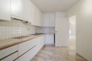 Dit ruime appartement is uitstekend gelegen in de Louis Verweestraat, in de directe omgeving van het groene President Rooseveltplein en op amper 2 minuten wandelen van de Grote Markt. Een absolute topligging voor wie comfortabel en centraal wil wonen in hartje Kortrijk.Het appartement maakt deel uit van een statige en robuuste residentie, gebouwd in 1999, en combineert duurzame bouwkwaliteit met een aangename woonbeleving. Binnenin geniet u van een grote, lichtrijke leefruimte, ideaal voor wie ruimte en licht belangrijk vindt.Verder beschikt het appartement over drie volwaardige slaapkamers, een badkamer én een aparte douchecel, wat zorgt voor extra comfort en functionaliteit, zowel voor gezinnen als voor wie graag thuiswerkt of gasten ontvangt.Een garagebox op het gelijkvloers is beschikbaar, een bijzonder gegeerde troef in het stadscentrum. Dankzij de centrale ligging zijn winkels, horeca, openbaar vervoer en culturele hotspots vlot bereikbaar te voet of met de fiets.Een ruim appartement te koop in Kortrijk centrum, ideaal als eigen woonst of als kwalitatieve investering.Troeven in een oogopslag:Appartement te koop in centrum KortrijkLouis Verweestraat, nabij President RooseveltpleinOp wandelafstand van de Grote MarktGrote lichtrijke leefruimte3 slaapkamersBadkamer + aparte douchecelStatige residentie gebouwd in 1999Garagebox op het gelijkvloers (+25.000 euro)Centrale en rustige stadsligging3 Terrassen, die verschillende zichten en oriëntaties bieden