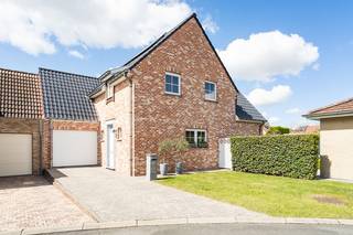 <strong>Bezoekdag op 9 mei van 13h tot 15h ( op afspraak)</strong><br /><br />Ben je op zoek naar de perfecte gezinswoning in Roeselare? Zoek niet verder!<br />Deze instapklare woning biedt alles wat je nodig hebt: 3 slaapkamers, een uitstekende EPC-score, een onderhoudsvriendelijke tuin, en een toplocatie in een bruisende buurt.<br /><br />Bij binnenkomst in deze woning word je meteen verwelkomd door een warme, lichtrijke uitstraling. De woning beschikt over 3 slaapkamers maar de mogelijkheid bestaat om de ruimste slaapkamer (24 m²)  te verdelen in 2 slaapkamers. Of je nu een groeiend gezin hebt of extra kamers nodig hebt voor een thuiskantoor of hobbyruimte, deze woning biedt volop mogelijkheden.<br />Deze woning is volledig instapklaar. Alles is piekfijn in orde, waardoor je meteen kunt genieten van je nieuwe thuis zonder te hoeven renoveren of opknappen. Geniet van een volledig uitgeruste keuken met kwalitatieve materialen afgewerkt , naast de keuken heb je eveneens nog een extra grote berging. Aan ruimte heb je hier geen gebrek.<br /><br />Met een uitstekende EPC-score (Energieprestatiecertificaat) is deze woning niet alleen comfortabel, maar ook energiezuinig.<br />Dit betekent lagere energiekosten en een kleinere ecologische voetafdruk.<br />De aangelegde tuin is ideaal voor wie wil genieten. Het terras is perfect voor zomerse barbecues en gezellige familieavonden. Deze woning ligt op een absolute toplocatie in Roeselare. Dicht bij scholen, winkels, en openbaar vervoer, geniet je hier van het gemak van alle voorzieningen binnen handbereik.<br />Woning is vrij tegen eind 2026.<br /><br /><strong>Troeven: </strong>
<ul>
	<li><strong>Uitstekende EPC-score</strong></li>
	<li><strong>Elektrische zonneluifels aanwezig</strong></li>
	<li><strong>Voldoende zonnepanelen</strong></li>
	<li><strong>Conforme elektriciteit</strong></li>
	<li><strong>Inpandige garage en staanplaats</strong></li>
	<li><strong>Toplocatie</strong></li>
	<li><strong>Volledig instapklaar</strong></li>
</ul>
<br />De prijs is een richtprijs. Alle biedingen rond deze richtprijs worden voorgelegd aan de eigenaars.<br />Wacht niet te lang om deze unieke kans te grijpen. Kom het zelf ontdekken en ervaar de verschillende mogelijkheden die deze woning te bieden heeft. Wij staan klaar om u te verwelkomen in uw toekomstige droomhuis! Bel ons vrijblijvend op voor een bezoek en info. Wij begeleiden u graag met de glimlach op zoek naar uw droomwoning . T. 051 62 40 40.