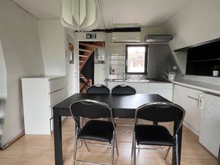 ALL-IN (€ 770, -) (incl. Eau, gaz et électricité) Appartement duplex près de l'université d'Anvers.Situé au 2ème et 3ème étage, accessible uniquement par des escaliers. Composé d'un espace de vie avec cuisine ouverte et toilettes séparées.Par un escalier en colimaçon, vous accédez à la chambre avec cabine de douche.Appelez-nous sans engagement au 03 259 04 04 pour plus d'informations ou demandez votre rendez-vous de location en ligne sur www.abricasa.be!- Les frais mensuels: 100, - euro comprennent: commission la consommation des parties communes, eau, gaz et électricité- Caution locative: 2.010, - euro (3 mois de loyer) -- Disponible: immédiatement- Type de contrat: CDD (1 an) (renouvelable)- Adresse: Gratiekapelstraat 26-2000 ANVERSAbricasa est synonyme de gestion immobilière personnelle de A à Z! Appelez-nous pour un rendez-vous sans engagement au 03259 04 04.