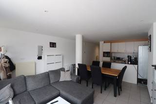 Indeling:Woonkamer met open keuken en toegang naar de slaapkamer, de keuken is voorzien van volgende toestellen: koelkast met vriesvakje,...