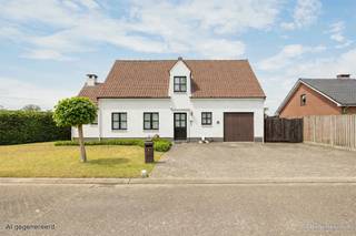 Te koop: Ruime woning met praktijkruimte, studio- of kangoeroemogelijkheden in VorselaarDeze ruime woning is rustig gelegen in een doodlopende straat, vlak bij het centrum van Vorselaar. Dankzij de royale oppervlaktes, de praktische indeling en de vele gebruiksmogelijkheden is dit een eigendom met een uitzonderlijk potentieel voor zowel gezinnen, zelfstandigen als investeerders.Extra troef: onmiddellijk beschikbaar bij akte! De huidige huurder heeft zijn huur opgezegd, waardoor de woning bij het verlijden van de akte vrij van gebruik zal zijn.Veel ruimte en tal van mogelijkheden:De woning beschikt over meerdere slaapkamers en een ruime leefomgeving. Wat deze eigendom echter echt onderscheidt, is de afzonderlijke ingang naar het achterste gedeelte van de woning. Hierdoor ontstaat de mogelijkheid om een aparte praktijkruimte, kantoor, hobbyruimte, studio of extra woongelegenheid te creëren (onder voorbehoud van de geldende regelgeving).Dit gedeelte biedt voldoende ruimte voor bijvoorbeeld een wachtkamer, slaapkamer, bureau of hobbyruimte en kan eventueel verder ingericht worden met bijkomende sanitaire voorzieningen.Een bijkomende meerwaarde is de vrijstaande garage, ideaal voor het stallen van een wagen, extra opslagruimte of als werk- en hobbyruimte. Een afzonderlijke garage is vandaag een gegeerde troef en biedt tal van praktische mogelijkheden.Kenmerken:Oppervlakte: 666m²Bewoonbare oppervlakte: 276m²Locatie: Vinkenlaan 1, 2290 VorselaarBIJZONDERHEDEN: Elektriciteit niet conform - Perceelscore C & Gebouwscore A - Oppervlaktematen zijn indicatief volgens epc. Plannen beschikbaar op ons kantoor!Mis deze kans niet.Contacteer ons vandaag nog en ontvang als eerste informatie over deze interessante woning.