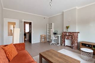 Dit appartement op de tweede verdieping ontvangt je in een ruime inkomhal. Naast schoenen en jassen, vinden zelfs je wasmachine en droogkast hier een praktische plek.<br />De vernieuwde en volledig ingerichte keuken vormt het hart van het appartement. Het staat in rechtstreekse verbinding met het overdekte terras. Een eigen plek voor je koffie s'morgens of genieten van de laatste zonnestralen s'avonds. De woon- en leefruimte bevinden zich vooraan en ook hier zorgt de lichtinval voor een verrassend ruim gevoel. De elektrische rolluiken bieden je extra comfort.<br />Het appartement telt één slaapkamer met aansluitend een kleinere kamer, welke naar eigen behoefte kan worden ingevuld. Een dressing, kantoorruimte of een plek voor hobby's? Jij kiest! Verder zijn er een functioneel ingedeelde badkamer met douche en een kelderberging voor extra opbergruimte.<br />Ook deze troeven tellen zeker mee: EPC-label C, lage algemene kosten en een dak dat in 2017 werd gerenoveerd. Verder zijn er momenteel geen grote werken of bijkomende grote kosten gepland.<br /><br />Klaar voor jouw eerste sleutel of volgende investering? Maak snel een afspraak en kom ontdekken via britt@jamar.immo of via 0487/93.35.43<br />gvg, wg, gmo, rvk, gvv, geen overstromingsgebied, geen maatregelenregister